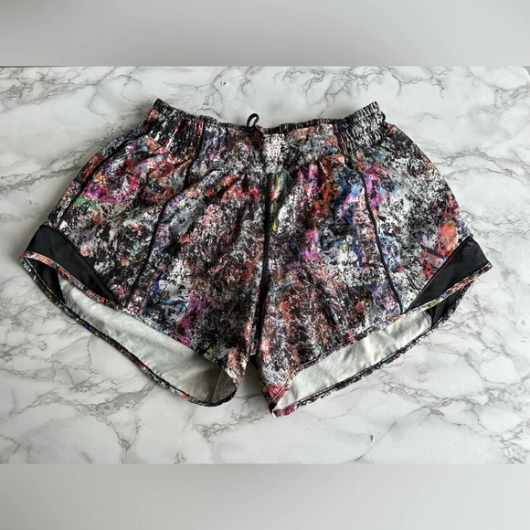 Lululemon Hotty Hot Short II Vitalize Multi / Black Size 6 Tall 4” Inseam Lined - Picture 2 of 9
